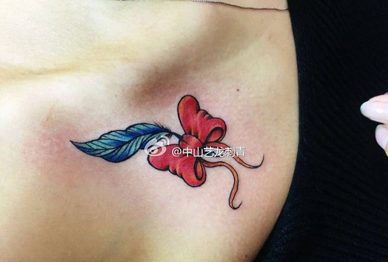 羽毛蝴蝶结纹身图片_成品清新静物植物胸部纹身图案