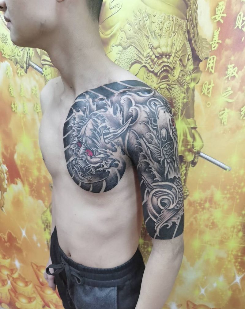 半甲覆盖旧图纹身图片_手部胸部老传统纹身图案