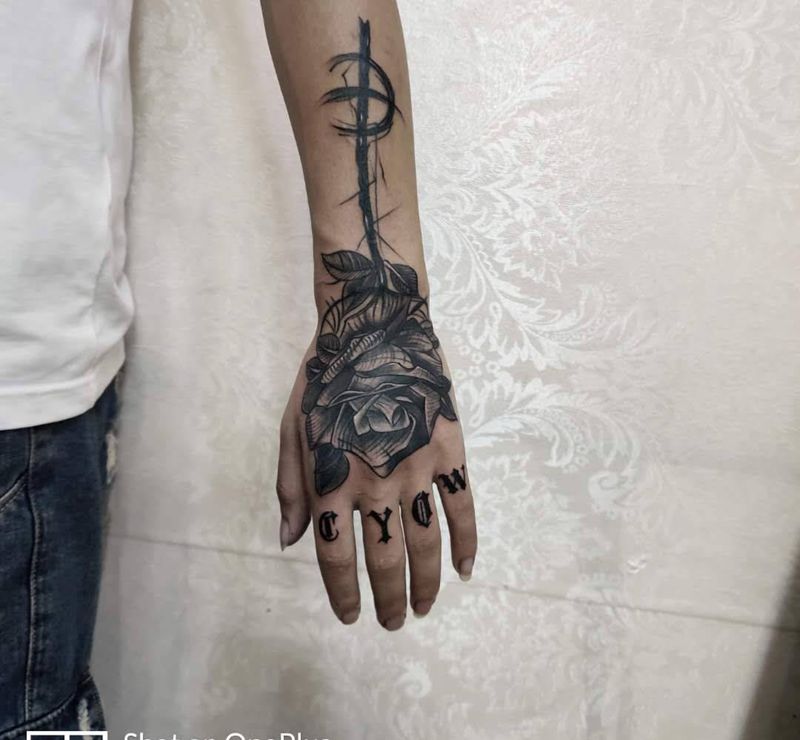 花手纹身图片_手部老传统纹身图案