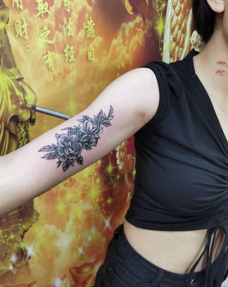 素花覆盖旧图纹身图片_背部老传统新传统纹身图案