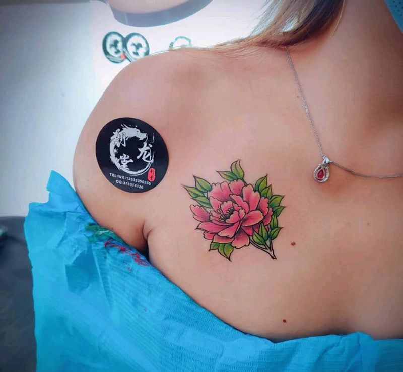 花纹身图片_胸部纹身图案