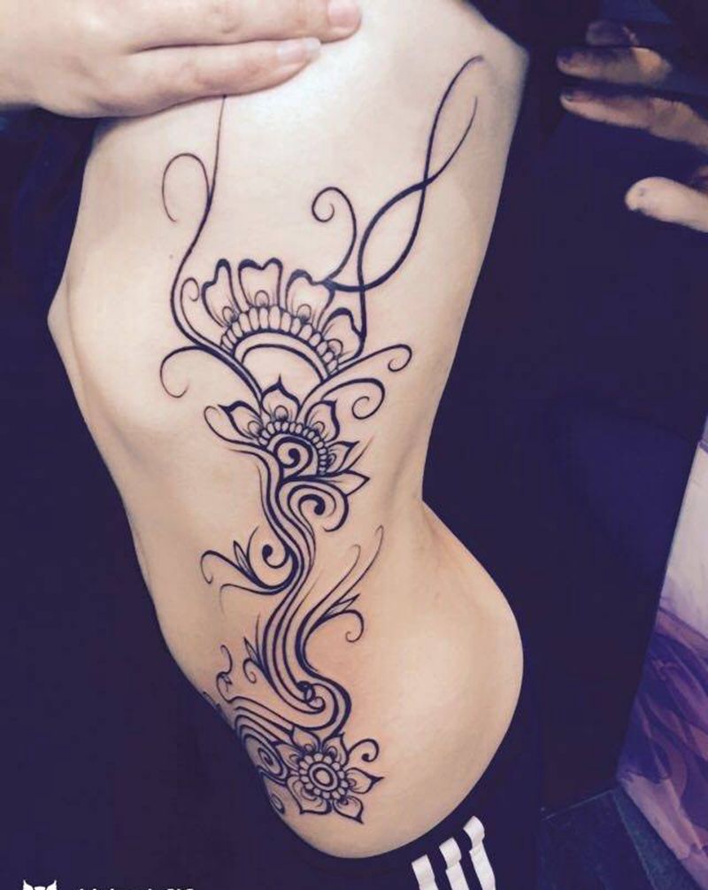 性感侧腰纹身图片