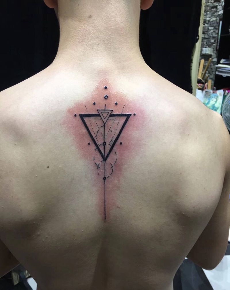 几何纹身图片_背部几何纹身图案