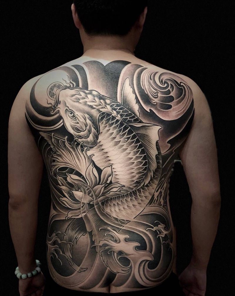 鱼纹身图片_背部老传统纹身图案