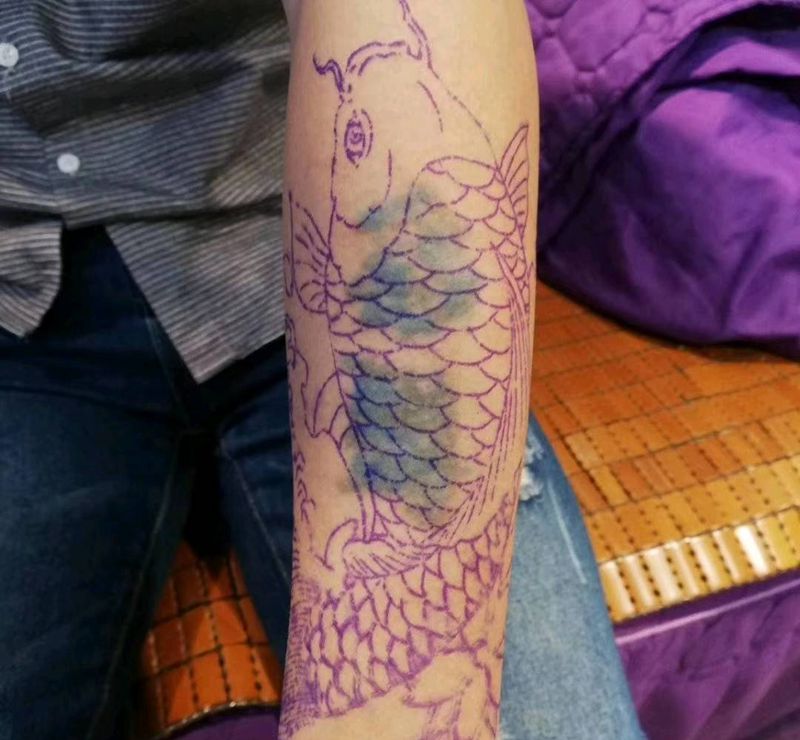 鱼的遮盖纹身图片_手臂新传统纹身图案