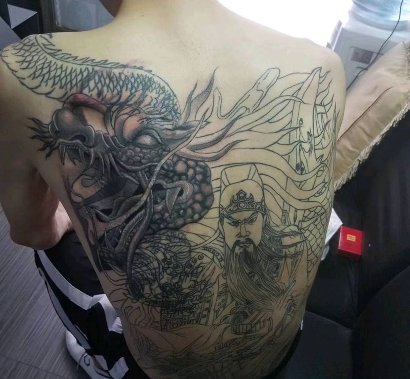 暴力遮盖纹身图片_背部新传统纹身图案