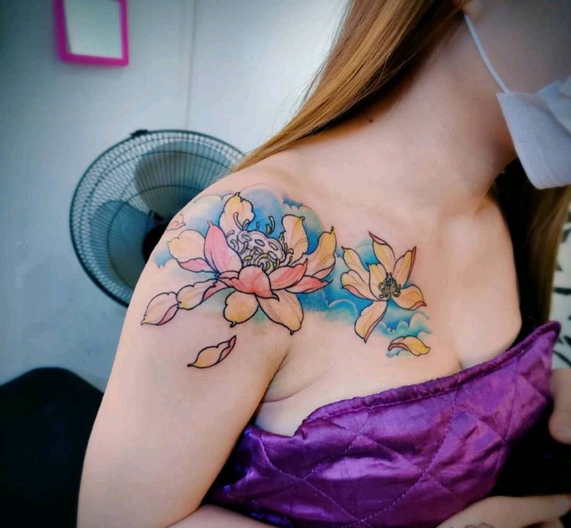 荷花纹身图片_肩部欧美写实纹身图案