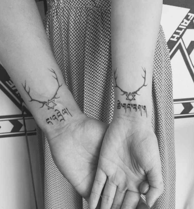 鹿角梵文纹身图片