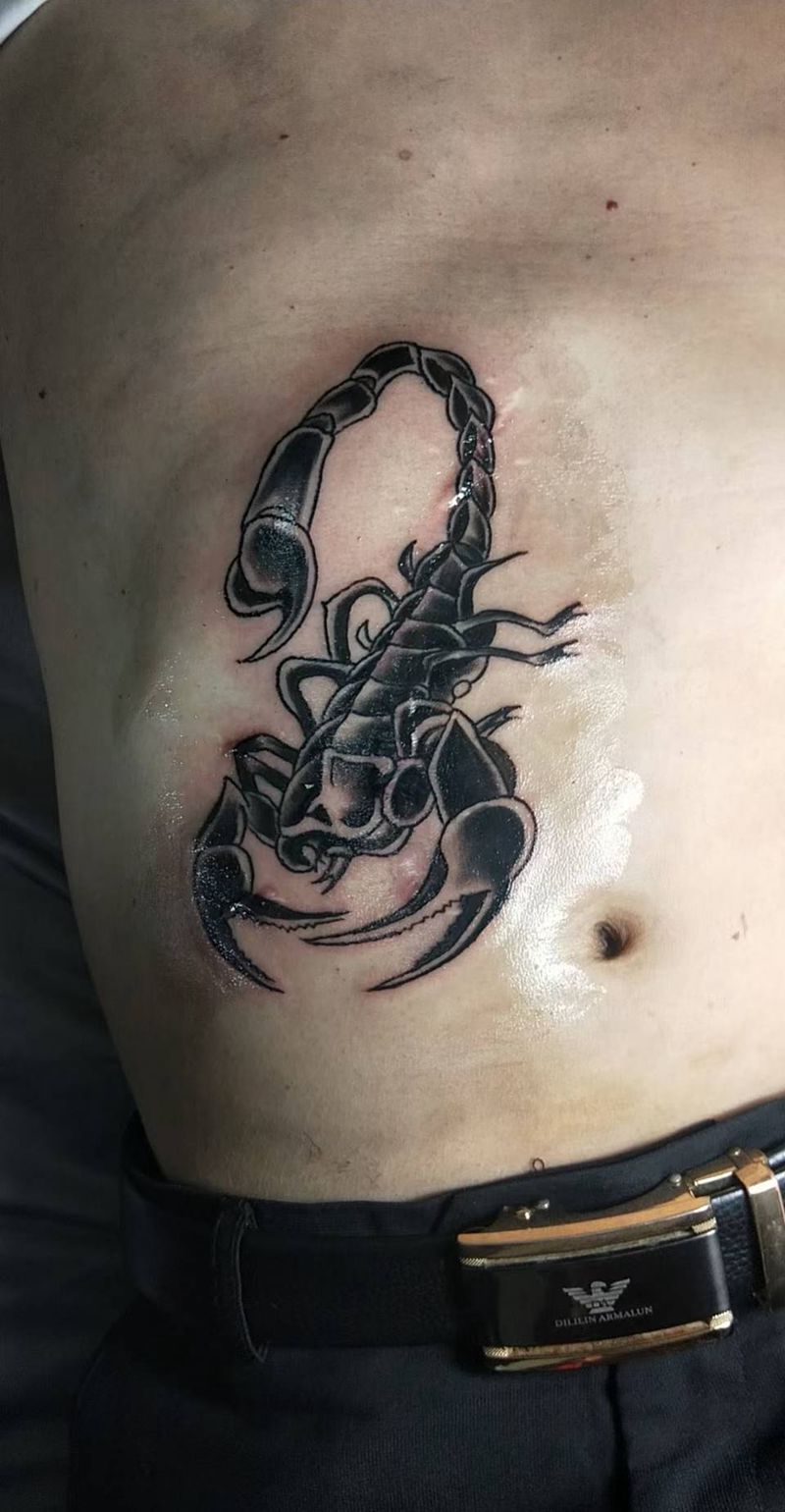 蝎子覆盖疤痕纹身图片_腹部纹身图案