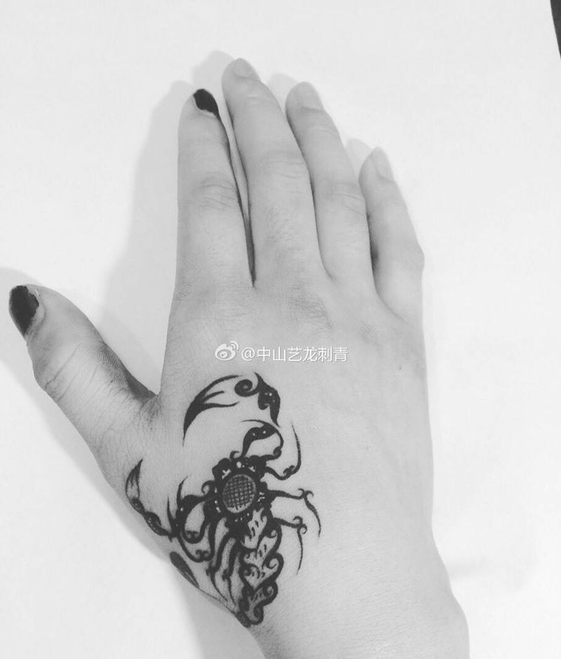 蝎子纹身图片_成品手部清新动物图腾纹身图案