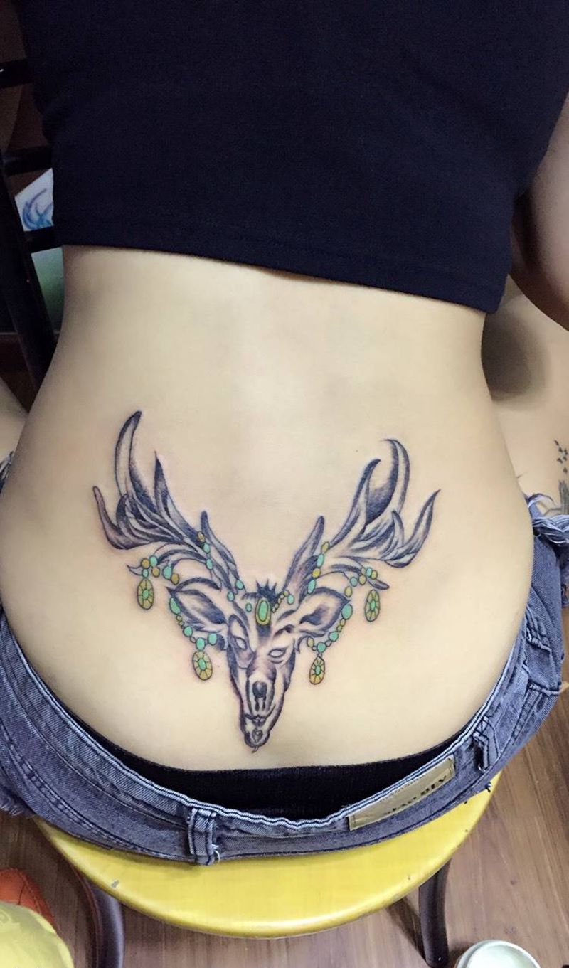 腰部福鹿纹身图片