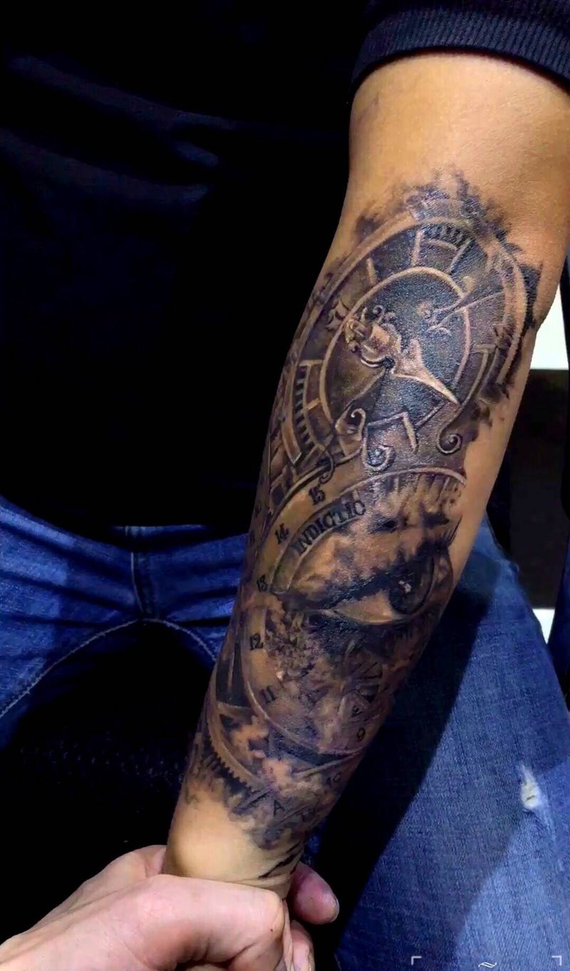 皮肤好黑的哥们纹身图片