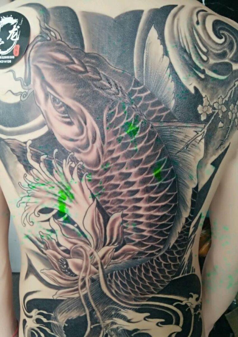 后背鲤鱼纹身图片