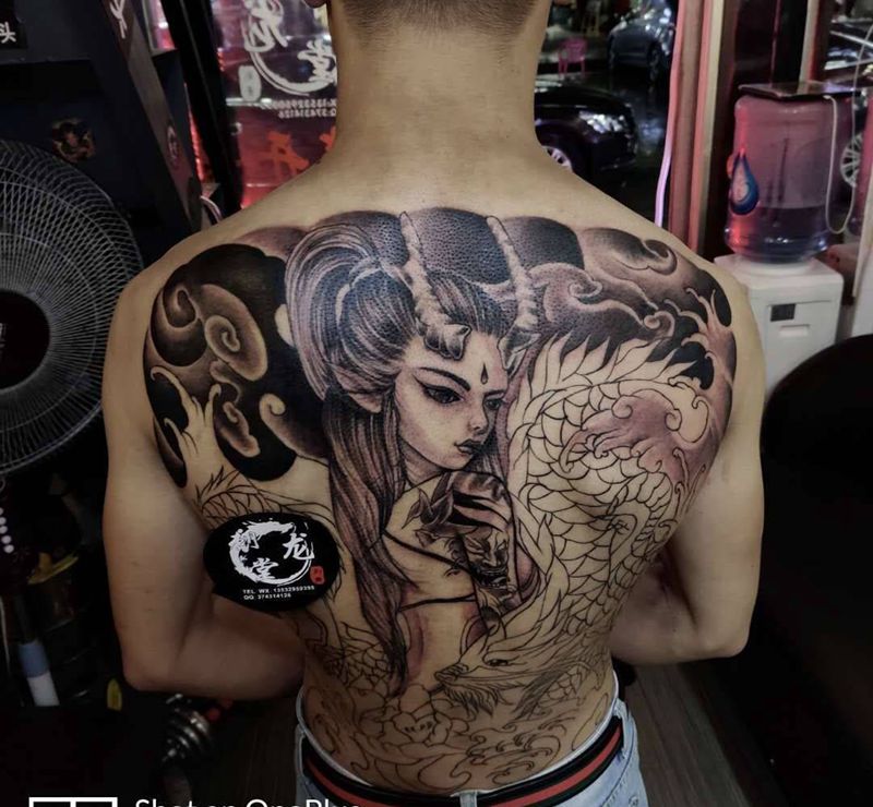 后背添加未完成纹身图片_背部老传统纹身图案