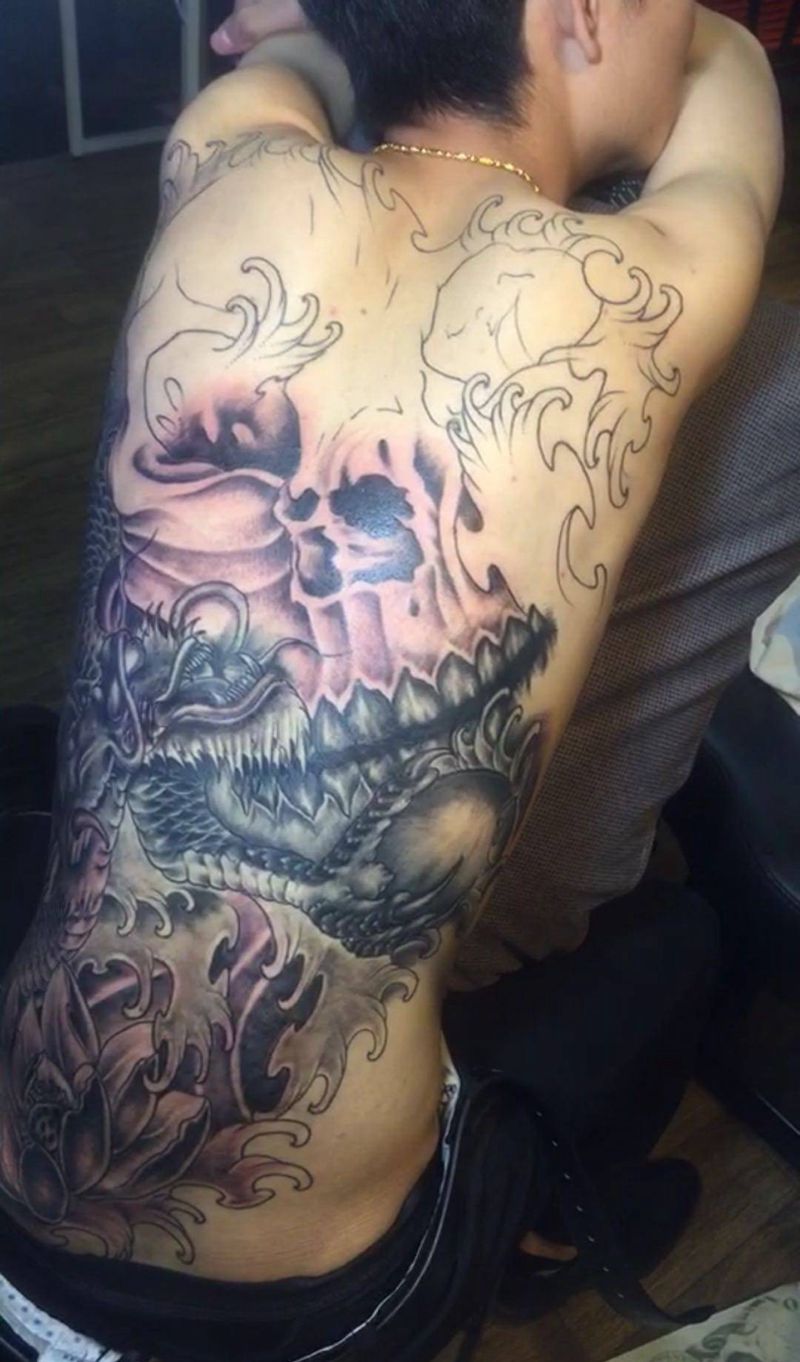 未完成后背纹身图片