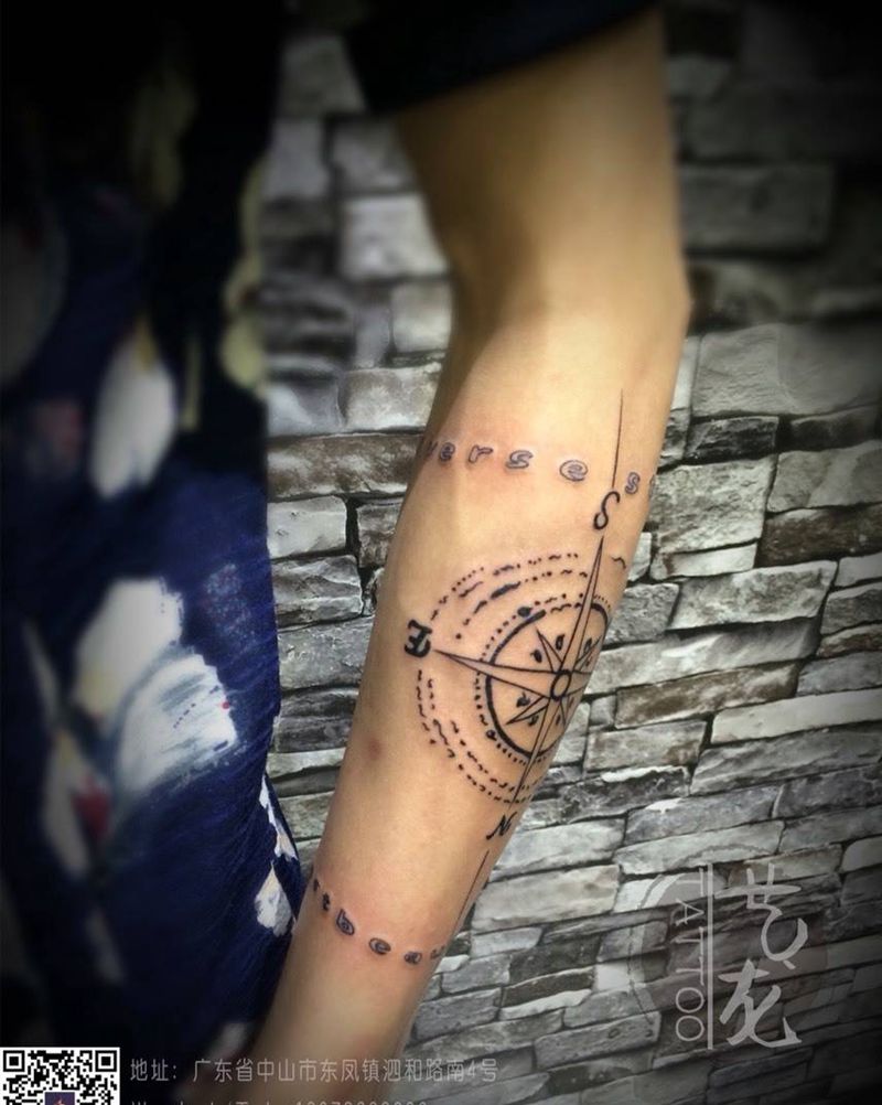 指南针➕字符纹身图片_成品手部清新几何字符纹身图案