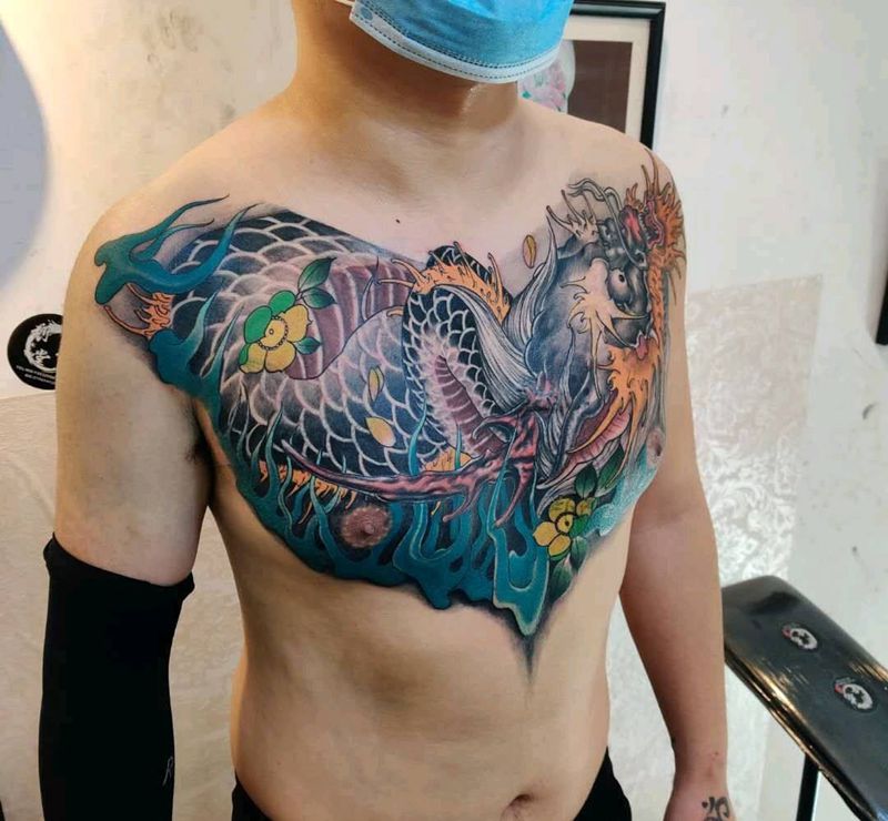 花胸纹身图片_胸部欧美写实新传统纹身图案