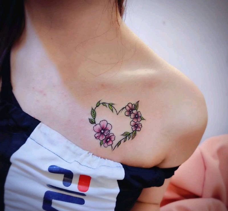 花腾纹身图片_胸部新传统纹身图案