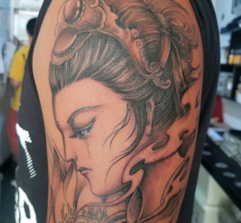 艺伎太阳纹身图片_胸部新传统纹身图案