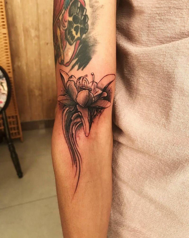 水莲纹身图片_手臂新传统纹身图案