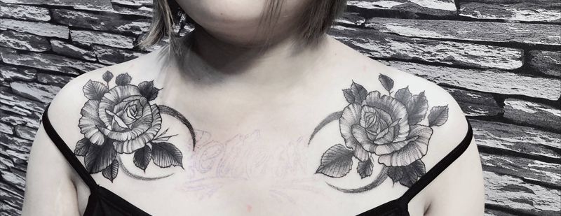 双肩素花纹身图片_胸部肩部点刺纹身图案