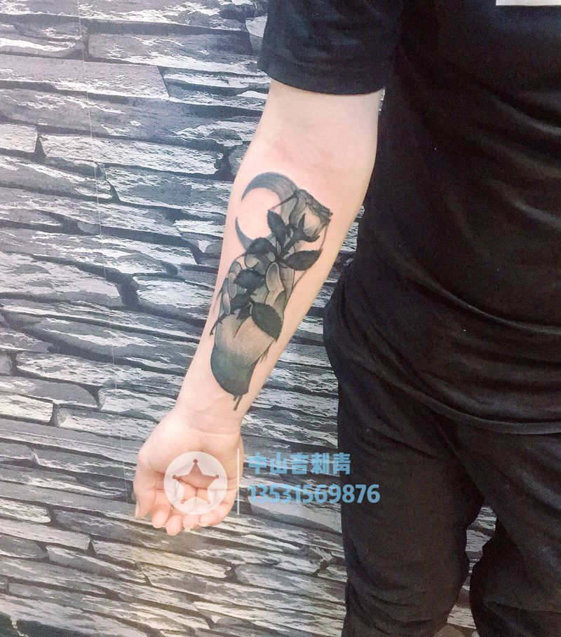 暗黑点刺手持玫瑰纹身图片_手臂手部点刺纹身图案