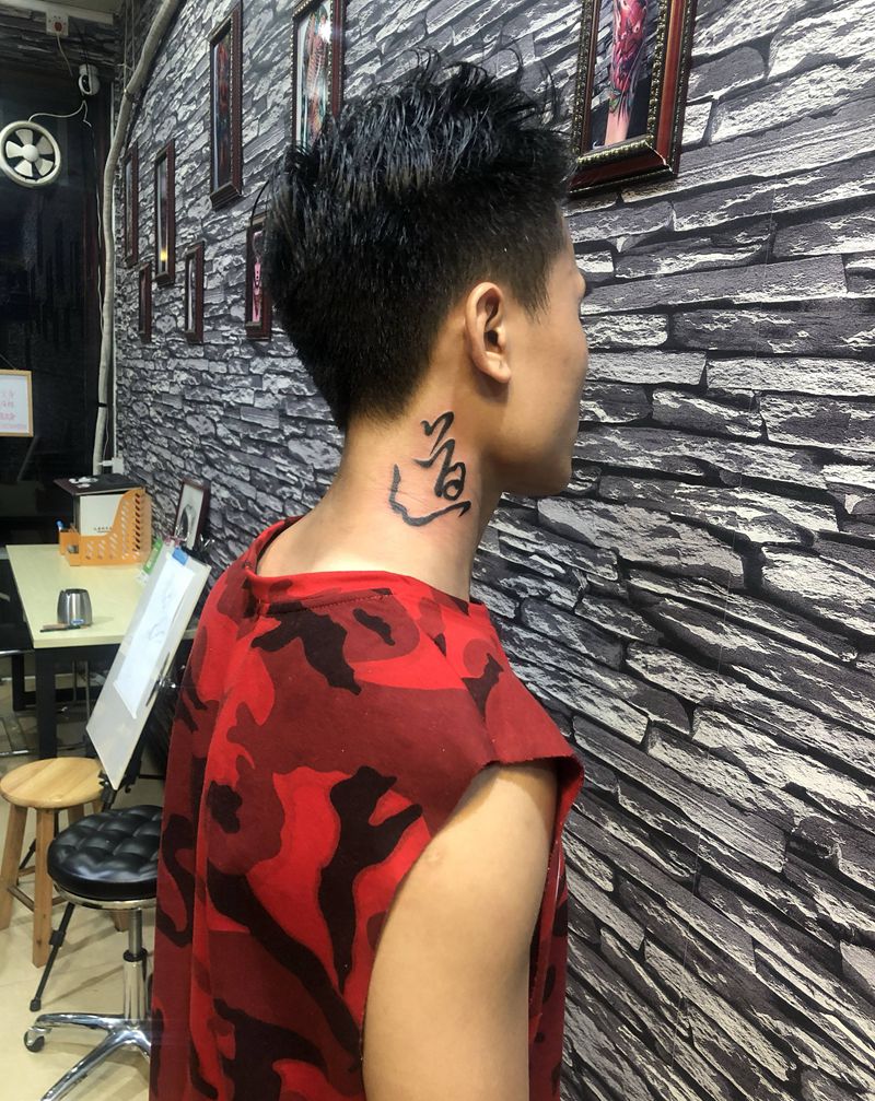 道纹身图片_颈部水墨纹身图案