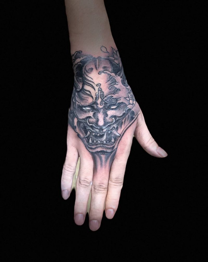 般若满背纹身图片_手部新传统纹身图案