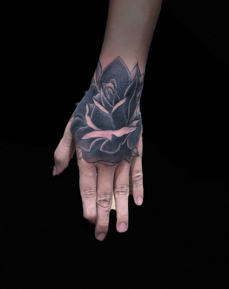 暗黑玫瑰满背纹身图片_手部Old School纹身图案