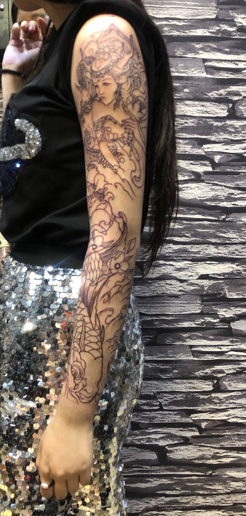 龙女鲤鱼纹身图片_手部手臂新传统纹身图案