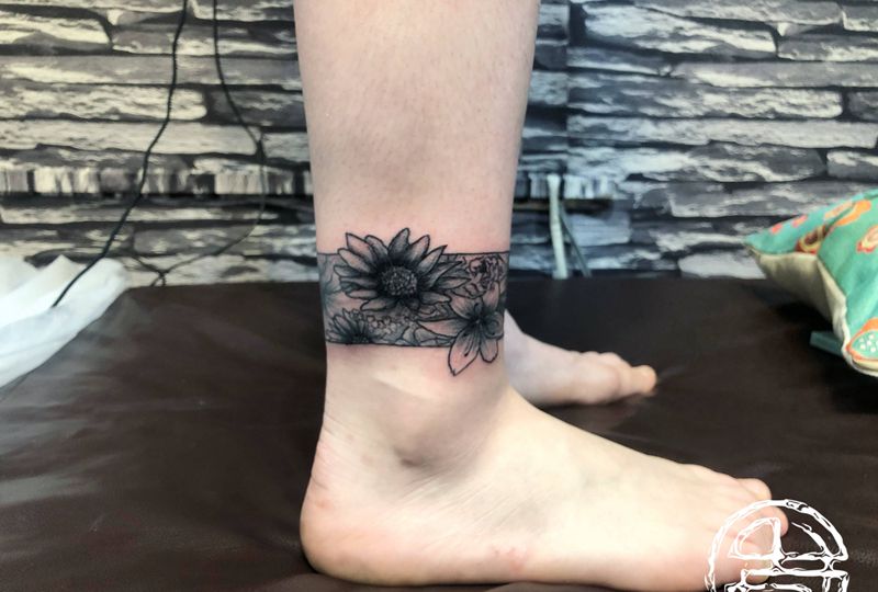 脚环素花纹身图片_脚部点刺纹身图案