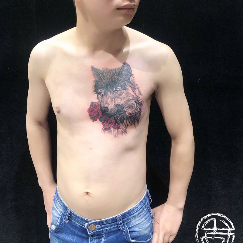 狼遮盖纹身图片_胸部欧美写实纹身图案