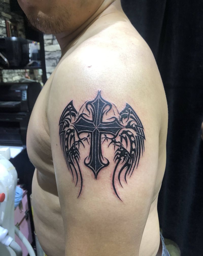 图腾翅膀纹身图片_手臂老传统纹身图案