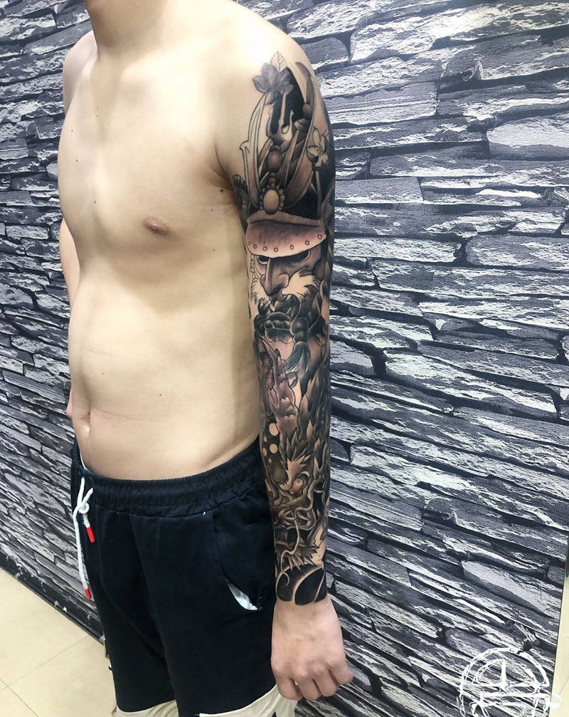 黑灰武士龙纹身图片_手臂手部新传统纹身图案