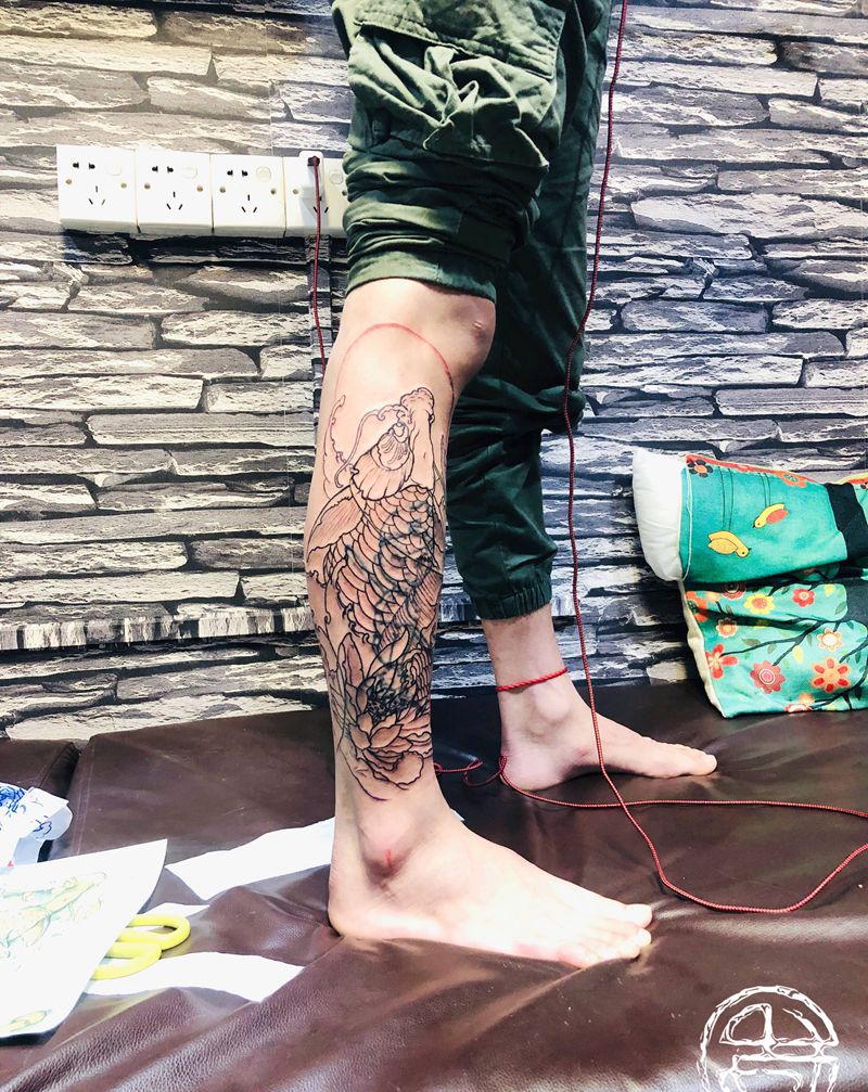 鲤鱼遮盖未完纹身图片_腿部新传统纹身图案