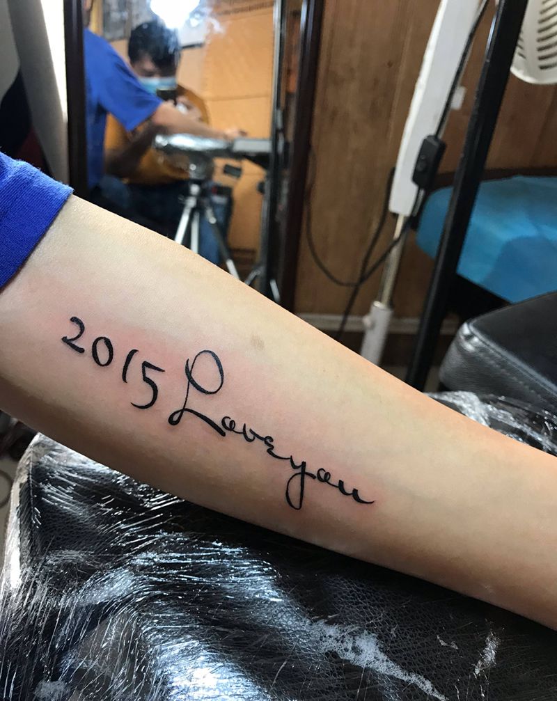 英文纹身纹身图片_手部花体字New School纹身图案