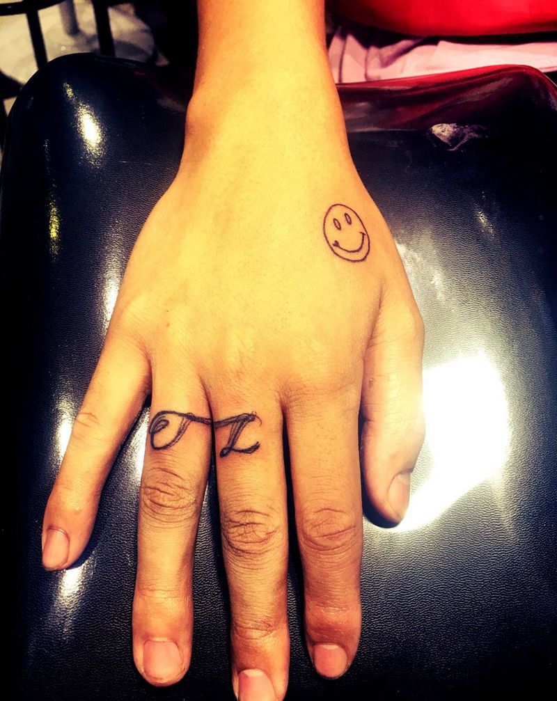 顾客名字首字母加笑脸纹身图片