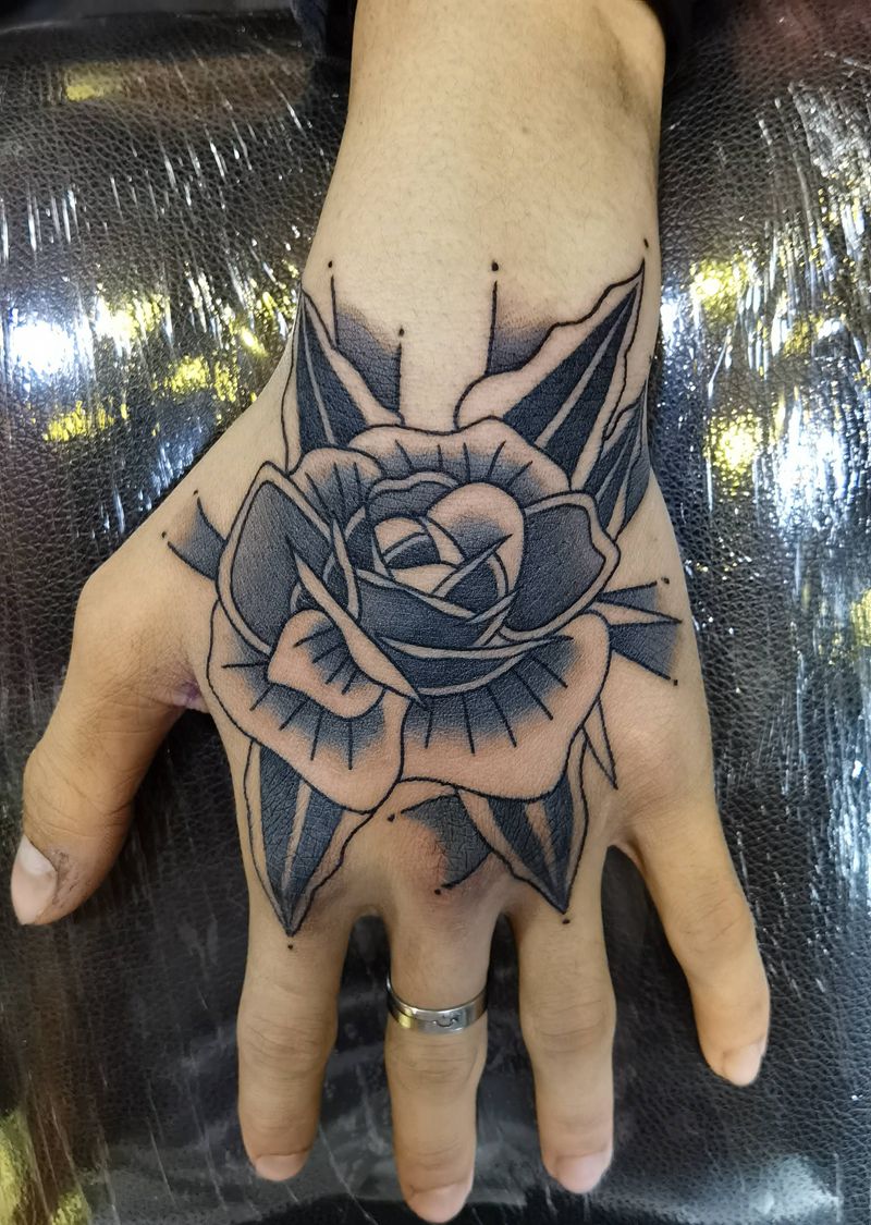 小满背纹身图片_手部新传统纹身图案