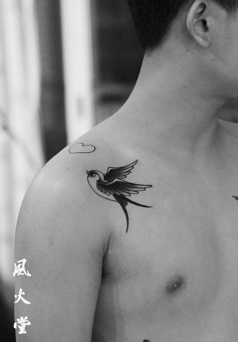 燕子纹身纹身图片_成品肩部胸部欧美动物纹身图案