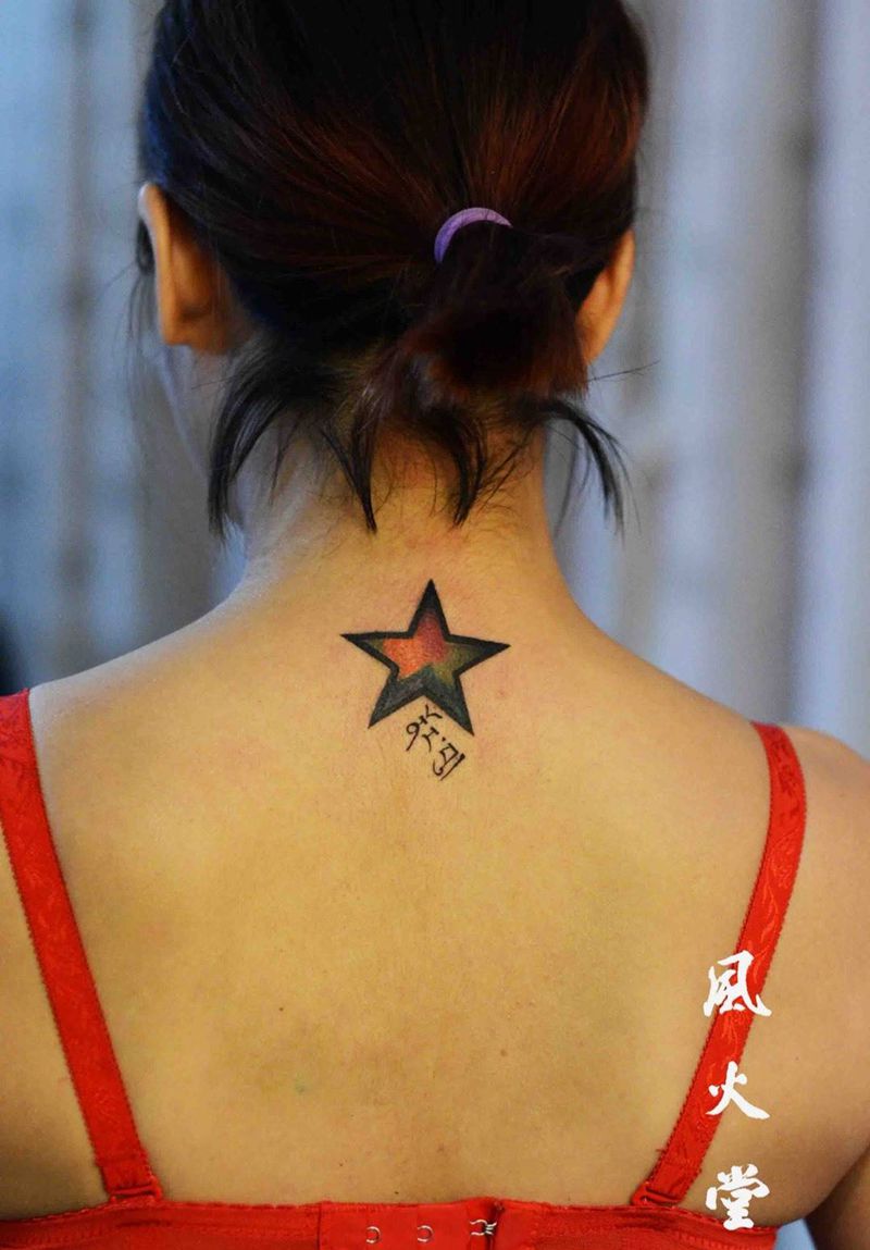 五角星纹身图片_成品颈部清新几何纹身图案
