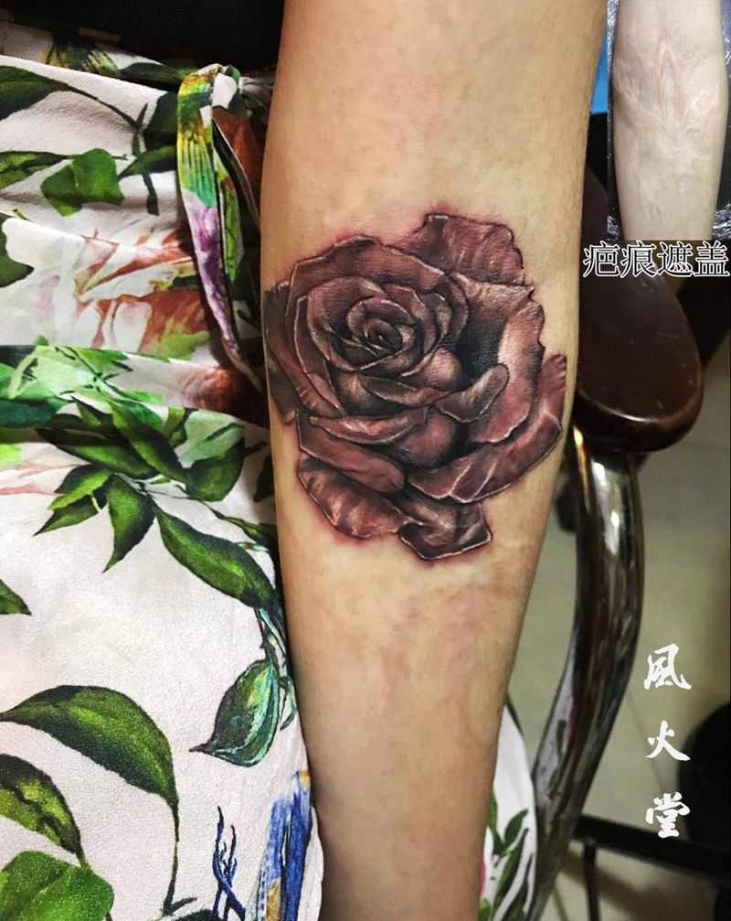 写实玫瑰纹身图片_成品手部写实植物纹身图案