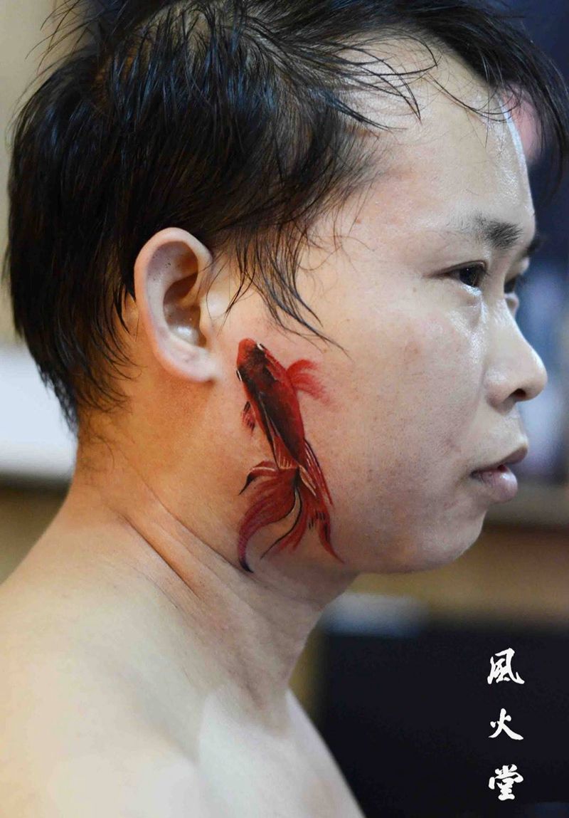 金鱼纹身纹身图片_成品颈部清新动物纹身图案