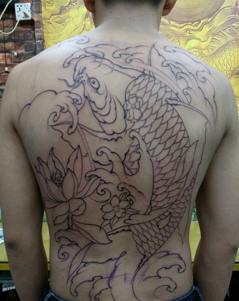 满背开始，线条完成纹身图片
