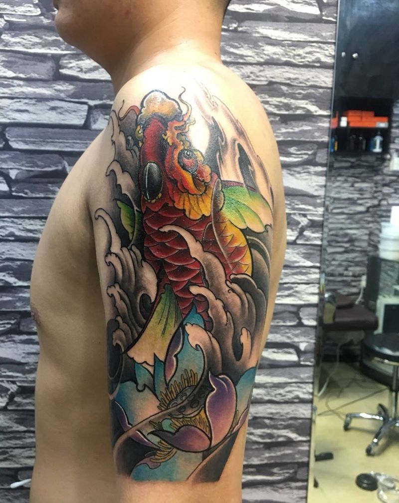 大臂彩色鲤鱼莲花纹身图片