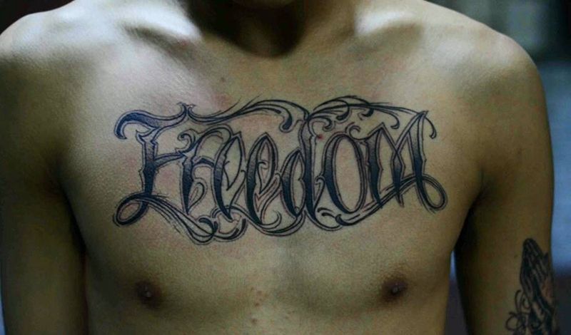 花体字纹身纹身图片_胸部欧美字符成品纹身图案