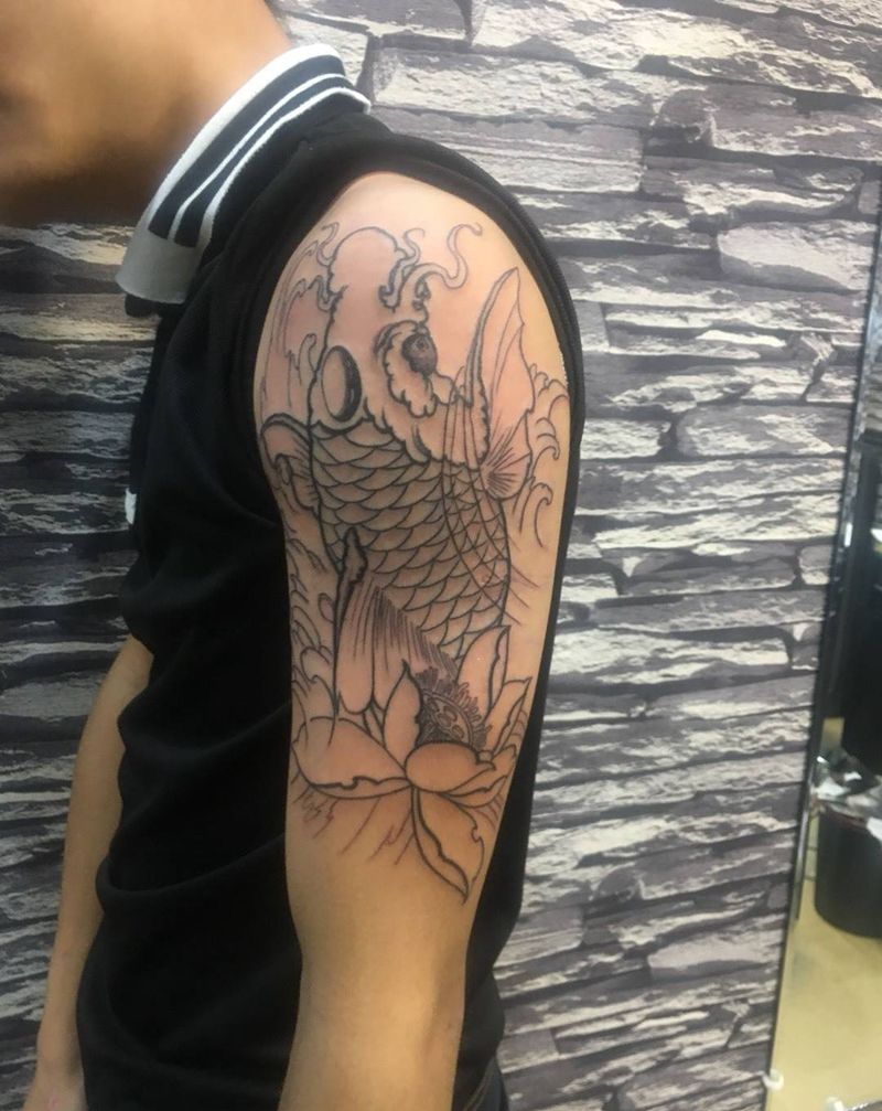 鲤鱼莲花线条纹身图片