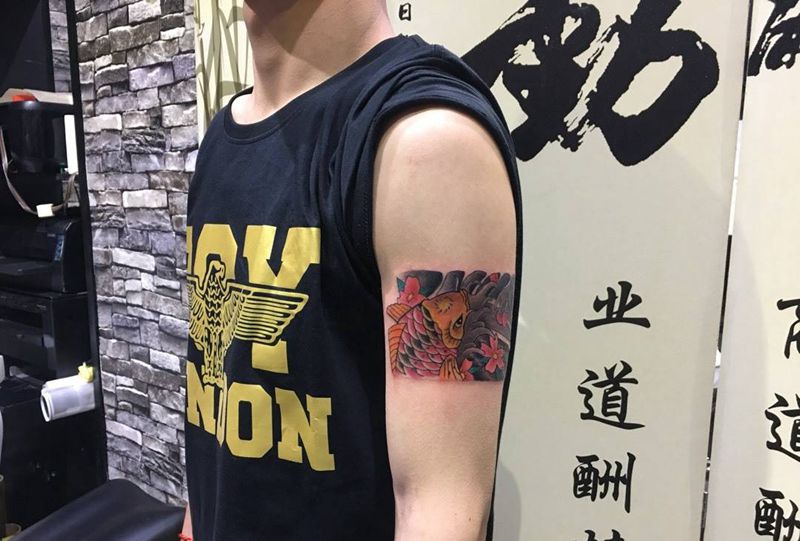 型男的鲤鱼臂环纹身图片