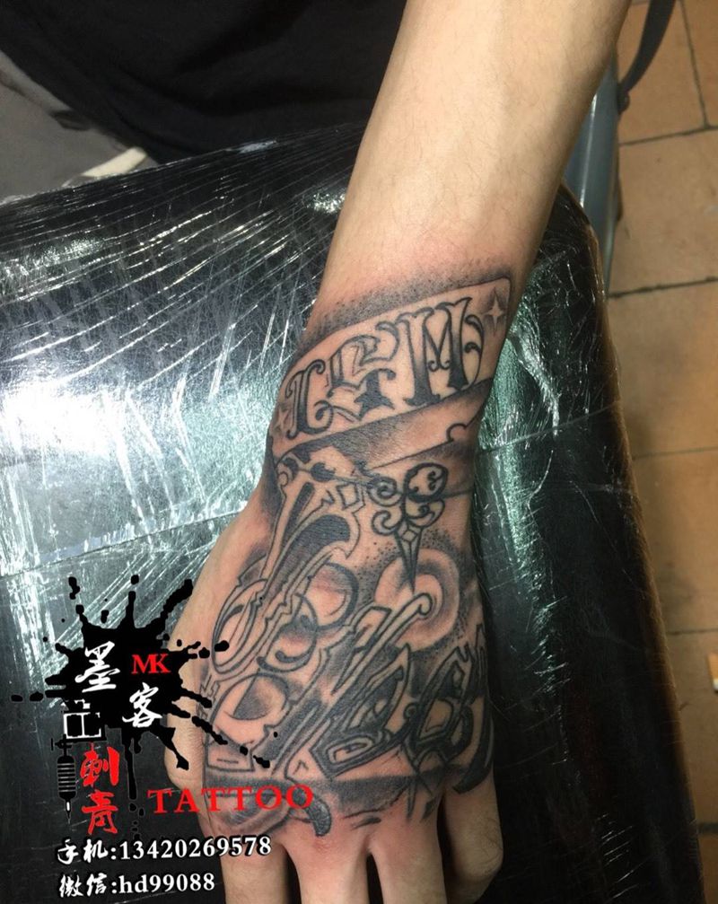 手背卡奇诺风格纹身图片
