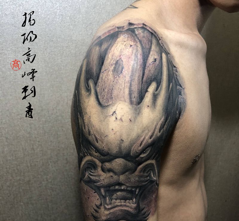 高峰纹身作品纹身图片_手臂老传统石雕纹身图案