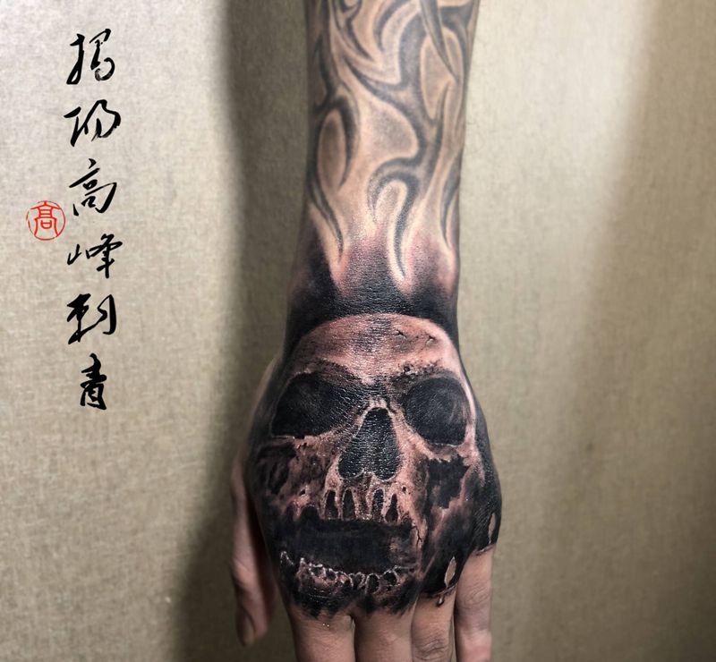 骷髅手背纹身图片_手部欧美写实骷髅手背欧美纹身图案